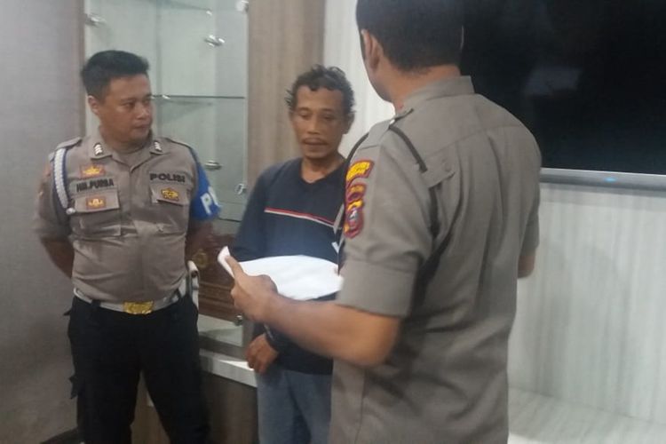 Adip (46) sesaat setelah ditangkap dan dibawa ke Polsek Percut Sei Tuan. Adip merupakan pelaku pencabulan yang korbannya adalah anak tirinya. Dia melakukan perbuatannya sebanyak 6 kali.