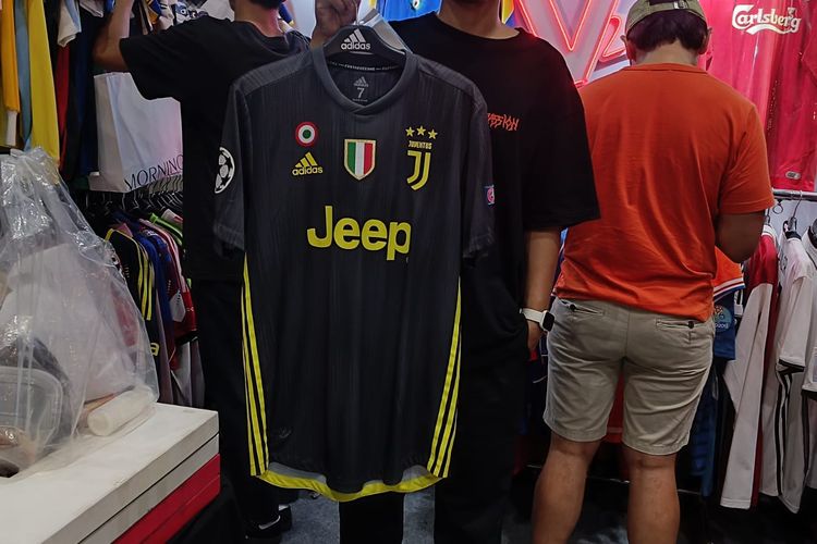 Penampilan jersey match issue Christiano Ronaldo saat ia masih berlaga di Juventus pada 2018 yang lengkap dengan tanda tangan dan sertifikat keasliannya di booth Vintage 24 Football Shirts dalam acara Sunday Space Market di MGP Space, Jakarta, Minggu (9/6/2024).