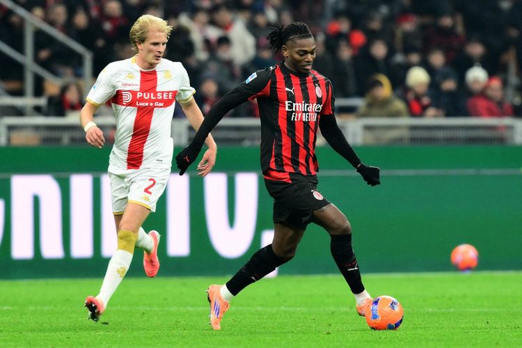Rafael Leao dibayangi oleh Morten Thorsby dalam pertandingan sepak bola Serie A Liga Italia antara AC Milan vs Genoa di stadion San Siro di Milan, Italia utara, pada 8 Januari 2025. (Foto oleh Stefano RELLANDINI / AFP)