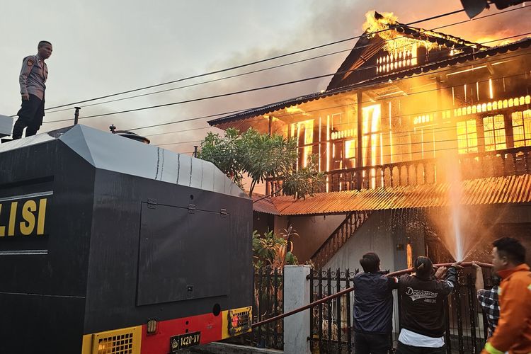 Kebakaran Melanda Permukiman Padat di Manado, 9 Mobil Damkar dan 2 Water Cannon Dikerahkan