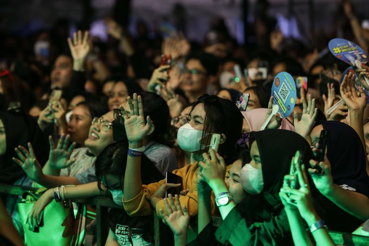 Penonton menyaksikan penampilan penyanyi Kunto Aji di panggung Playfest 2022, Istora Senayan, Jakarta, Sabtu (17/9/2022). Pagelaran yang bertajuk Reactive Your Sense menggabungkan Ideas Collaboration, Creatalks, & Music Experience dalam satu festival.