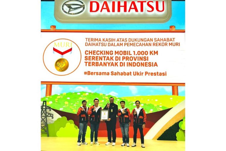 Daihatsu mencetak rekor MURI untuk Perawatan Berkala Pertama Mobil secara Serentak di Provinsi Terbanyak. Adapun penyerahan penghargaan dilakukan secara simbolis di booth Daihatsu di GIIAS 2024, Kamis (18/7/2024).