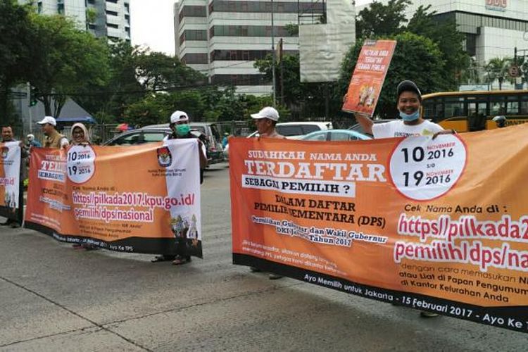 Komisi Pemilihan Umum (KPU) Jakarta Barat menyosialisasikan daftar pemilih sementara (DPS) di Bundaran Slipi, Jalan Letjen S Parman, Jakarta Barat, Selasa (15/11/2016) pagi.