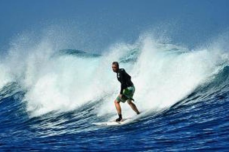 Wisatawan surfing di Pantai Plengkung atau G-Land di Banyuwangi, Jawa Timur.