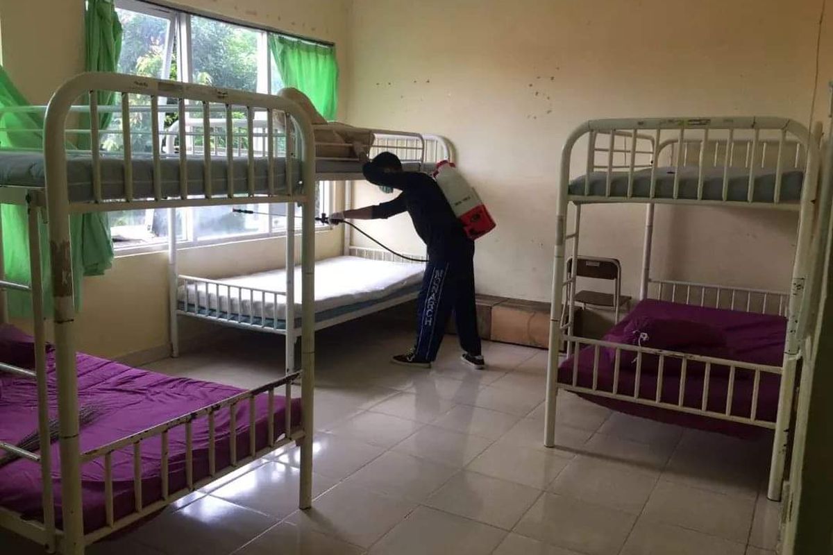 Satgas Covid-19 melakukan sterilisasi dan menyemprot disinfektan di lokasi isoter dinBuleleng yang ditutup karena kasus melandai.