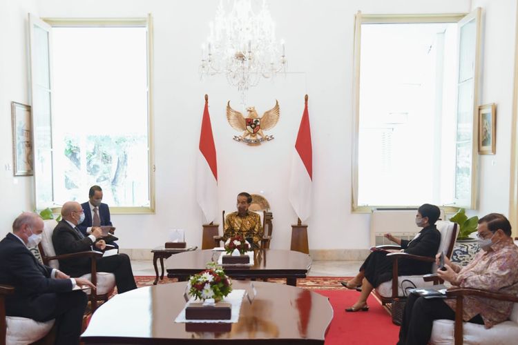 Foto Biro Pers, Media, dan Sekretariat Presiden: Presiden Joko Widodo menerima kunjungan kehormatan Menteri Urusan Eropa dan Luar Negeri (Menlu) Perancis, Jean-Yves Le Drian, di Istana Merdeka, Jakarta, Rabu (24/11/2021).