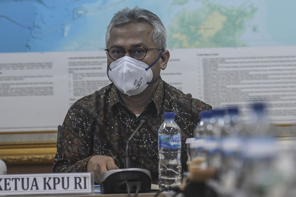 Indonesian General Elections Commission (KPU) Chairman Arief Budiman chairs a meeting at the KPUs main offices in  Jakarta, (30/7/2020).  ANTARA FOTO/Muhammad Adimaja/aww.