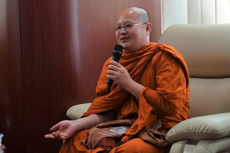 Tokoh agama Buddha, Bhante Dhammavuddho, saat bertemu Direktur Jenderal Bimbingan Masyarakat Buddha Supriyadi di kantor Kementerian Agama, Jalan MH Thamrin, Jakarta Pusat, Kamis (11/5/2023).