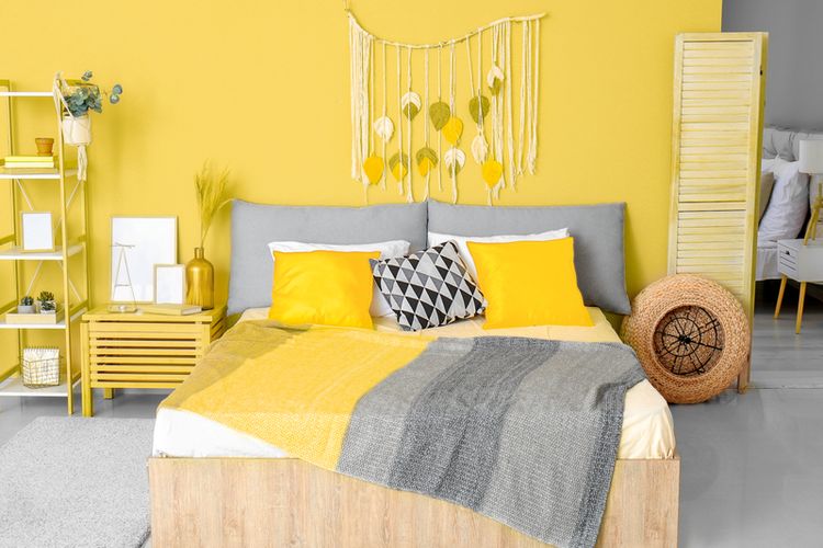 Ilustrasi kamar tidur dengan warna cat dinding kuning. 