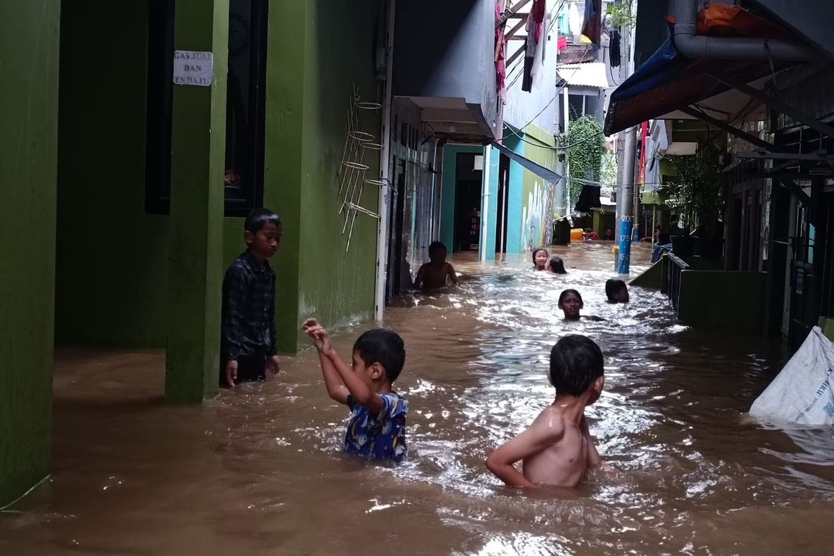 Banjir yang melanda RW 04 dan RW 05 Kelurahan Kampung Melayu, Kecamatan Jatinegara, Jakarta Timur, Senin (27/2/2023).