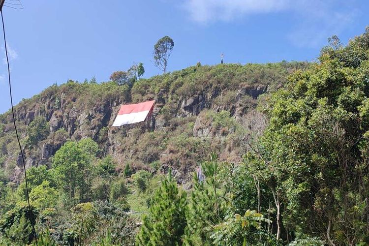 Pengibaran bendera merah putih raksasa di atas garis Sesar Lembang, Minggu (14/8/2022).