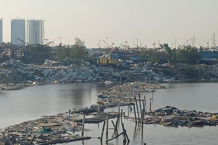 Dulu Ramai Pemancing dan Bocah Berenang, Kini Pesisir Muara Baru Penuh Puing dan Sampah