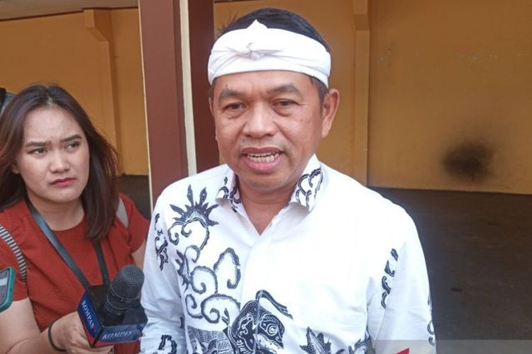 Dedi Mulyadi (kanan kemeja putih) yang hadir dalam sidang PK Saka Tatal, saat memberikan keterangan di PN Cirebon, Jawa Barat, Rabu (31/7/2024). 

