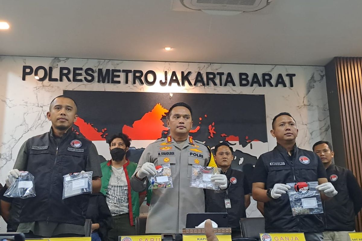 Polisi menunjukkan barang bukti narkoba yang dikonsumsi Ammar Zoni dalam konferensi pers di Mapolres Metro Jakarta Barat, Jumat (15/12/2023). 