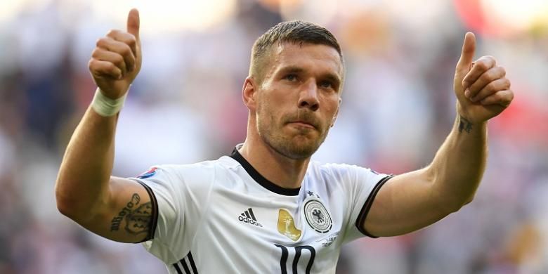 Gelandang tim nasional Jerman, Lukas Podolski, merayakan kemenangan atas Slovakia pada Piala Eropa 2016 di Stadion Pierre-Mauroy, pada 26 Juni 2016.