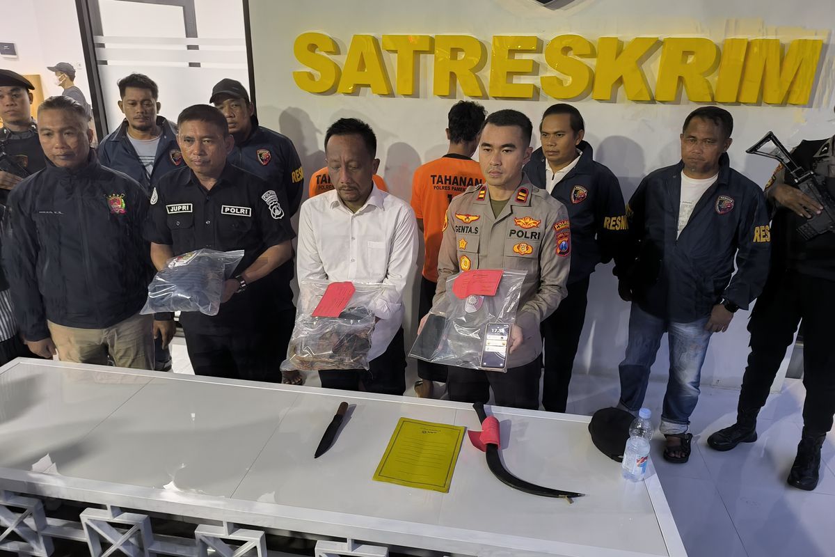 Polisi menunjukkan barang bukti kasus pembunuhan di Desa Lesong Daja, Kecamatan Batumarmar, Kabupaten Pamekasan.