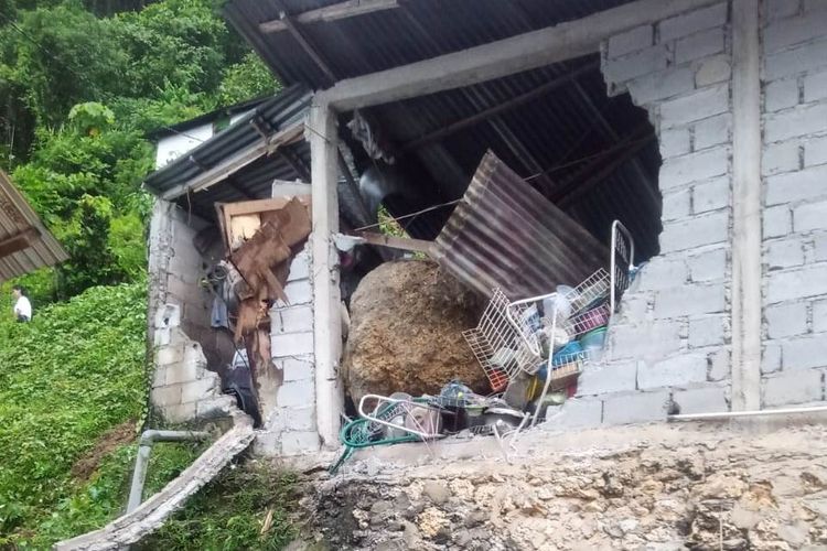 Sebuah rumah warga di kawasan Amantelu, Kecamatan Sirimau, Kota Ambon rusah tertimpa batu besar yang longsor, Selasa (5/7/2022)