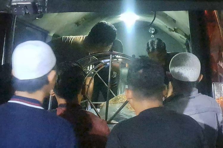 Suasana jenazah SW tiba di rumah duka di Lorong Sidodadi, Kelurahan Sei Kambing C II, Kecamatan Medan Helvetia, Kota Medan pada Jumat (31/10/2025). 