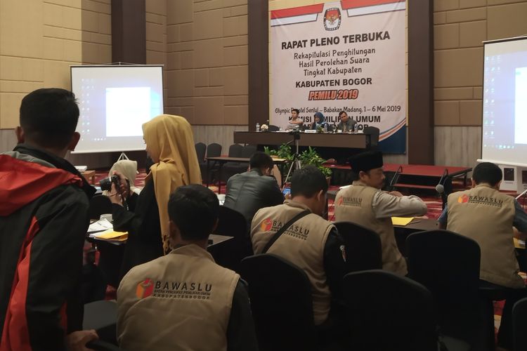 Suasana rapat pleno terbuka rekapitulasi perhitungan hasil perolehan suara tingkat Kabupaten Bogor, Selasa (7/5/2019).