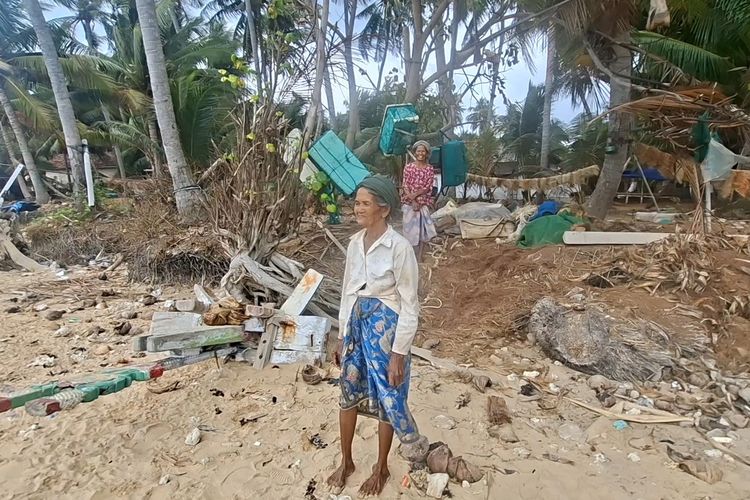 Kisah Atmina, Usahanya Raib Dihantam Ratusan Gelondongan Kayu di Pesisir Sumenep