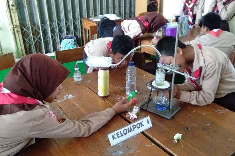 Parmanto, guru IPA MTsN 3 Wonogiri, Jawa Tengah, berhasil mengajak siswanya mengenal beragam proses distilasi atau proses pemisahan, dalam praktik pembelajaran yang menyenangkan bagi siswa lewat pembelajaran praksis dalam kehidupan sehari-hari.