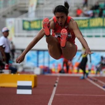 Atlet putri asal Bali, Maria Natalia Londa bertanding saat final  lompat jangkit putri PON XIX di Stadion Pakansari, Cibinong, Jawa Barat, Minggu (25/9/2016).  Ia meraih emas dengan hasil lompatan 13.52 meter.