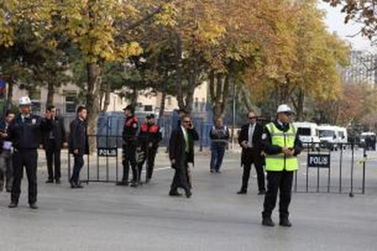 Polisi Turki menutup jalan menuju ke kantor Perdana Menteri Recep Tayyip Erdogan, Kamis (21/11/2013), tak lama setelah menangkap seorang pria yang membawa bahan peledak palsu.