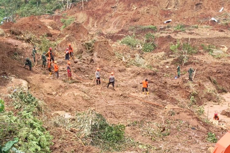 Petugas SAR Gabungan saat melakukan proses pencarian tiga korban tertimbun di longsor Arjasari, hingga hari kelima petugas SAR masih kesulitan lantaran kontur tanah serta cuaca yang kerap turun hujan, Selasa (9/12/2025)