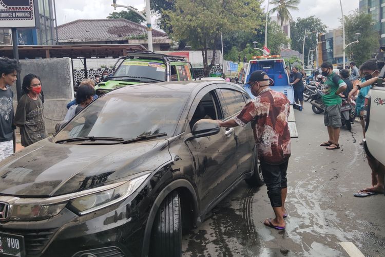 Sebuah mobil HRV usai dievakuasi dari genangan banjir di Jalan Kemang Raya, Sabtu (20/2/2/2021). 