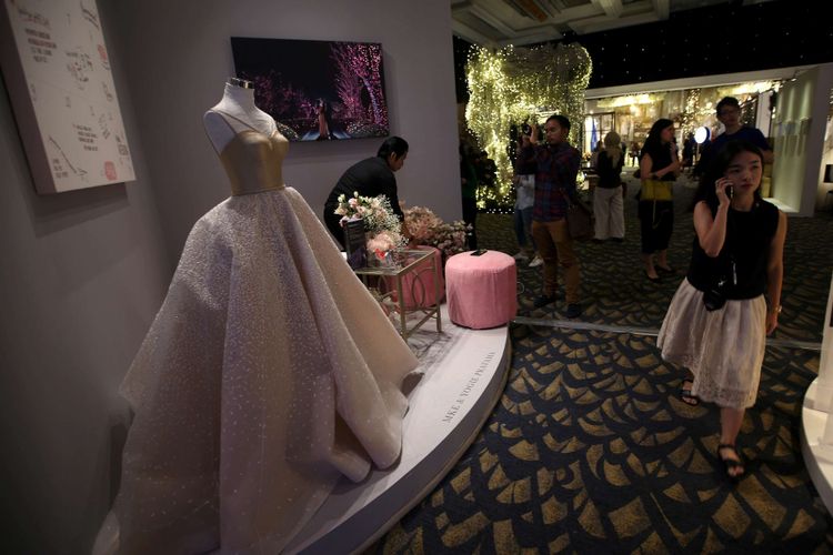 Suasana pameran pernikahan Bride Story Fair di Grand Ballroom Sheraton Grand Jakarta di Gandaria City Hotel, Jumat (9/2/2018). Pameran ini diikuti lebih dari 100 vendor pernikahan terkurasi yang mengusung tema pernikahan pada 2018 yaitu Stardust.