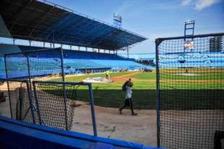 Sejumlah pekerja tengah sibuk merenovasi Estadio Latinoamerica tempat laga persahabatan tim nasional baseball Kuba melawan Tampa Bay Rays pada Selasa (22/3/2016). Laga ini rencananya akan disaksikan Presiden AS Barack Obama.
