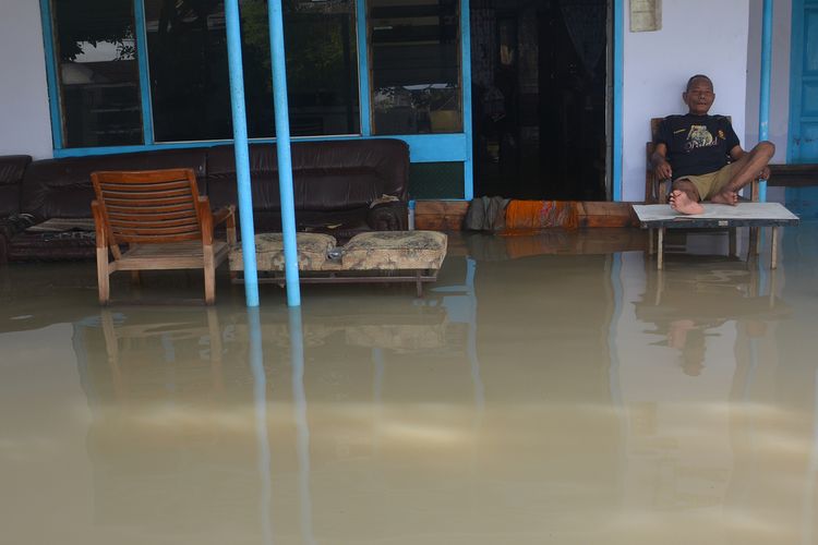 Kondisi Dusun Beluk, Desa Jombok, Kecamatan Kesamben, Kabupaten Jombang, Jawa Timur, Kamis (6/2/2020). Sejak Minggu (2/2/2020), banjir akibat luapan sungai menggenangi wilayah permukiman penduduk.