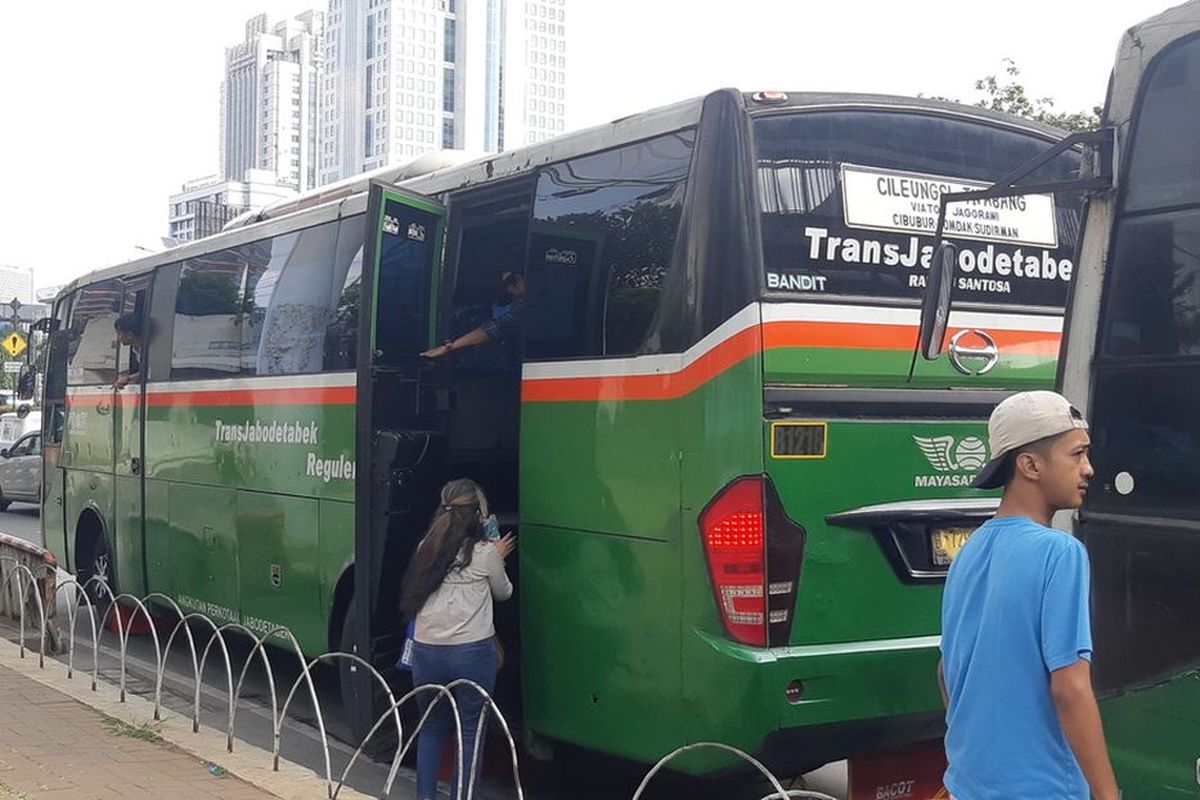 Seorang penumpang naik ke bus Mayasari 70A jurusan Tanah Abang-Cileungsi di pinggir Jalan Gatot Subroto, kawasan Semanggi, Jakarta Selatan, Selasa (6/9/2022).