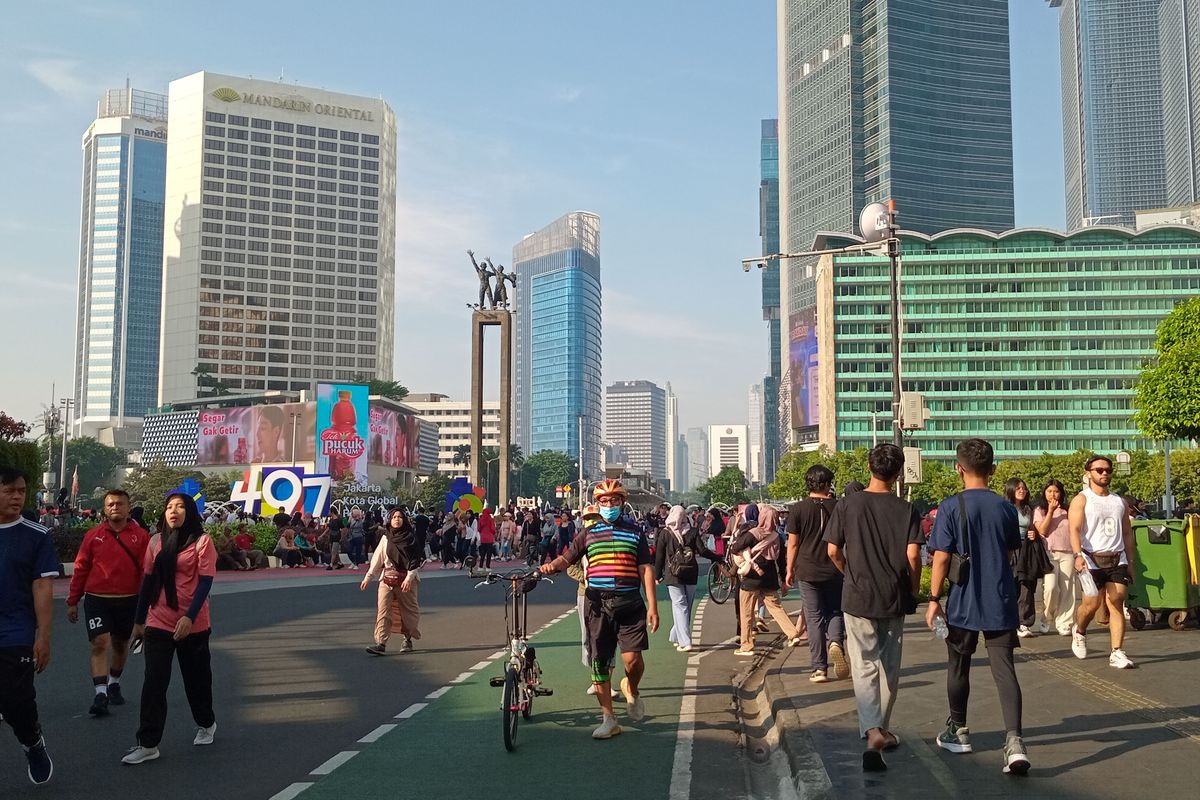 Warga yang mengikuti car free day (CFD) mulai memadati area di Jalan M.H.Thamrin-Bundaran HI, Jakarta Pusat, usai gelaran Jakarta International Marathon (JAKIM) 2024, Minggu (23/6/2024) pagi.