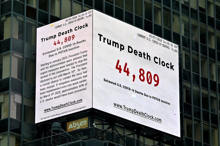 Sebuah papan iklan yang didirikan di atas New York Times Square, New York, Amerika Serikat (AS), pada 8 Mei 2020 diberi nama Jam Kematian Trump. Si pencipta menerangkan papan itu merupakan pengingat akan lambatnya pemerintahan Presiden Donald Trump merespons wabah virus corona.