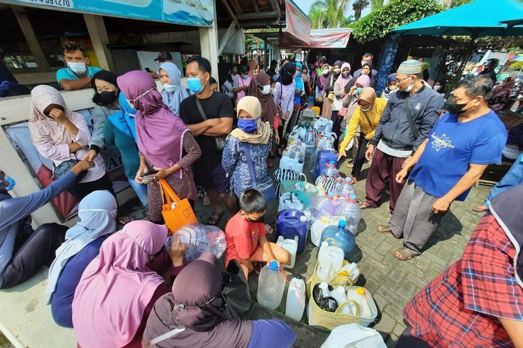 Antrean Operasi Pasar Minyak Goreng Curah di Taman Kuliner, Wonosari, Gunungkidul Rabu (27/4/2022)