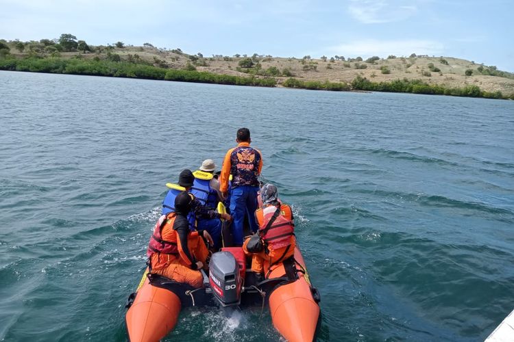 Tim SAR saat melakukan upaya pencarian pemancing yang hilang di perairan Tanjung Meriam, Kecamatan Lambu, Kabupaten Bima, Rabu (29/6/2022).