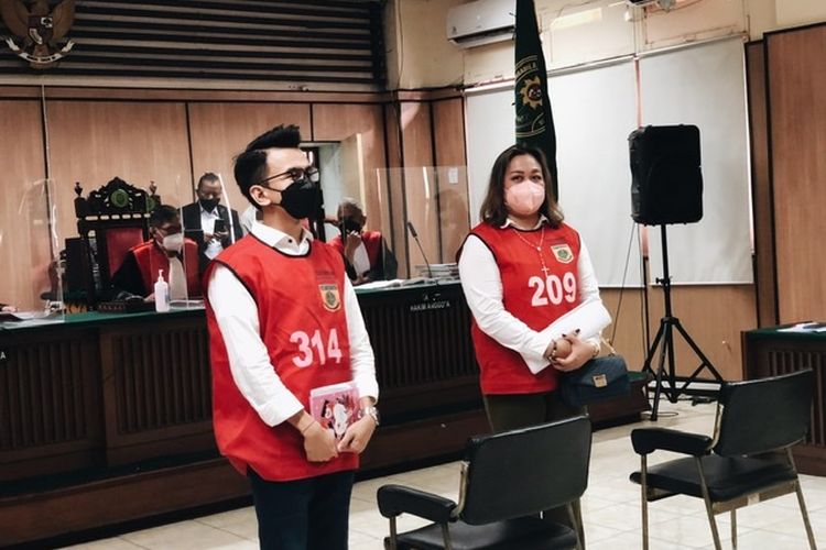 Dua terdakwa kasus pelanggaran UU ITE, Adam Deni dan Ni Made Dwita Anggari pasca persidangan di Pengadilan Negeri (PN) Jakarta Utara, Senin (21/3/2022). 