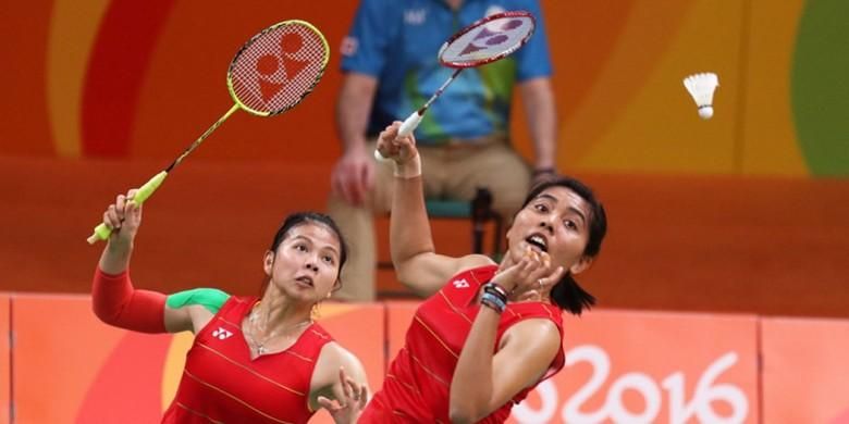 Pasangan ganda putri Indonesia, Nitya Krishinda Maheswari/Greysia Polii, saat menjalani laga ketiga babak penyisihan Grup C Olimpiade Rio, melawan Vivian Kah Mun Hoo/Khe Wei Woon, di Riocentro-Pavilion 4, Rio de Janeiro, Brasil, Sabtu (13/8/2016).