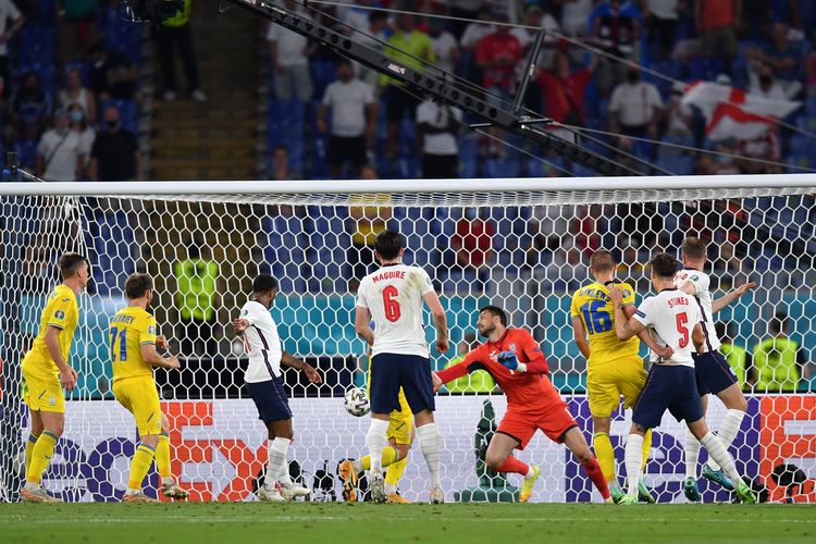 ROMA, ITALIA - 3 JULI: Gelandang Inggris, Jordan Henderson, menanduk masuk bola sepak pojok Mason Mount dalam laga perempat final Euro 2020 melawan Ukraina di Stadion Olimpico pada 3 Juli 2021.
