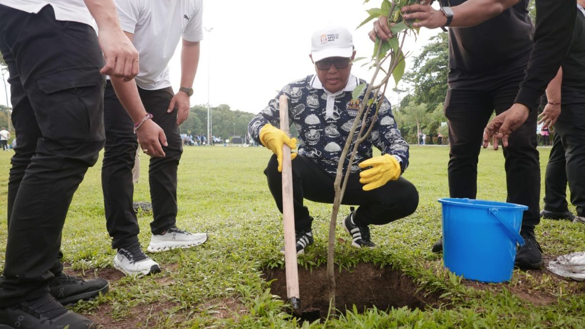 Wali Kota Denpasar Tanam Pohon Kenanga di Rakernas Apeksi XVIII