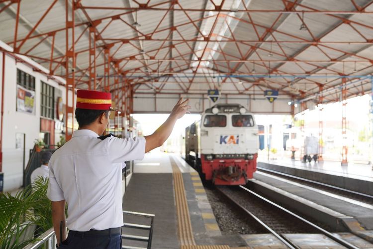Ilustrasi kereta api. Sejumlah perjalanan kereta rute Surabaya di jalur utara mengalami keterlambatan dan perubahan rute akibat banjir di lintas Semarang Tawang-Alastua.