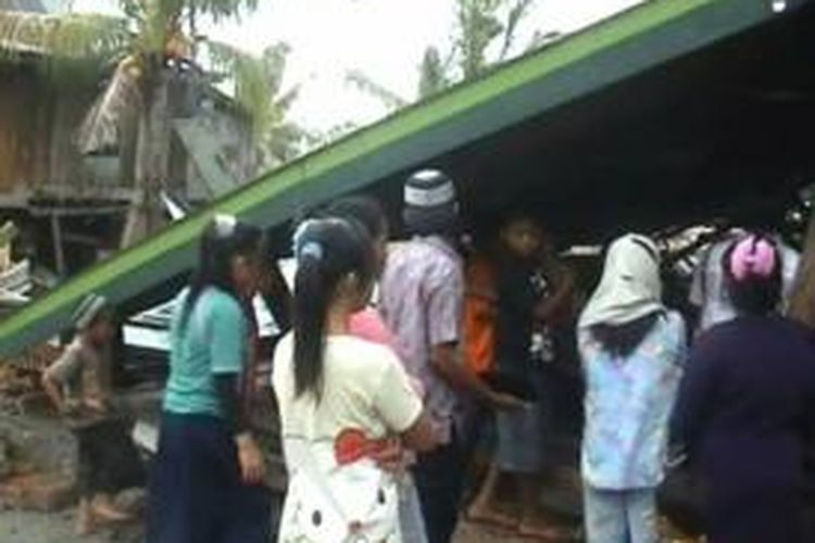 Puting beliung menerjang pemukiman warga di Kabupaten Majene, Kamis kemarin.