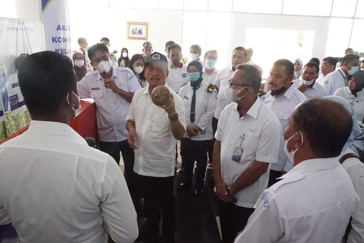 Menteri Kelautan dan Perikanan (Menteri KP) Sakti Wahyu Trenggono mengapresiasi salah satu inovasi AKKP Wakatobi berupa budi daya rumput laut ramah lingkungan menggunakan batok kelapa sebagai pelampungnya.
