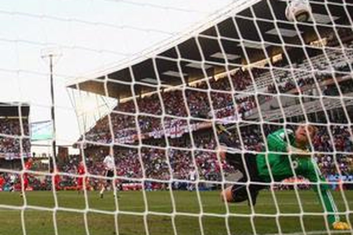 Gol gelandang Inggris, Frank Lampard, ke gawang Jerman yang tak disahkan wasit, dalam laga 16 besar Piala Dunia 2010 Afrika Selatan, Minggu (27/6/2010).