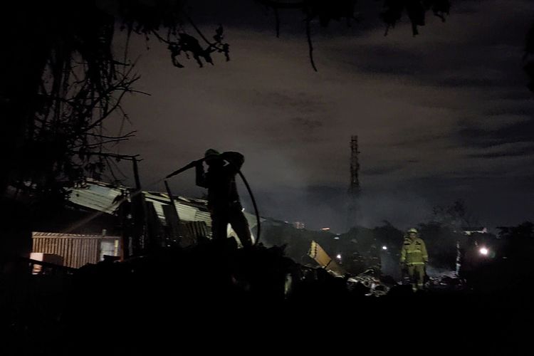 Kebakaran terjadi di lapak barang bekas dan permukiman rumah semi permanen di Jalan Manunggal V 0RT 03/02, Kedoya Selatan, Kebon Jeruk, Jakarta Barat, dilanda kebakaran pada Selasa (13/12/2022) sore.