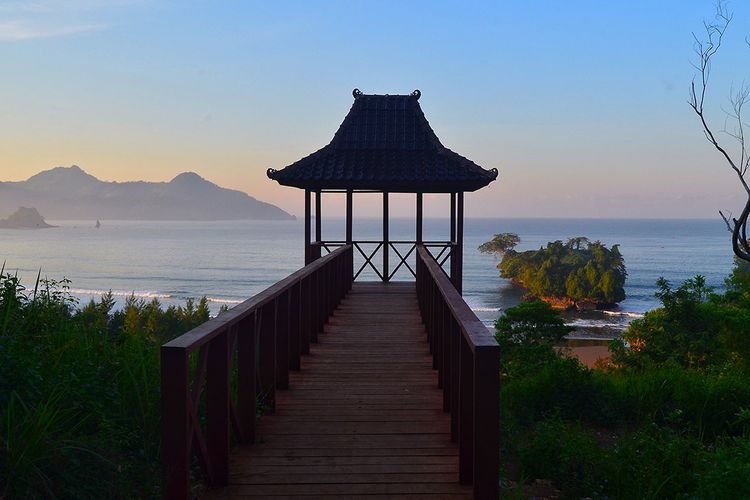 Pantai Pelang adalah salah satu tempat wisata di Trenggalek, Jawa Timur. 