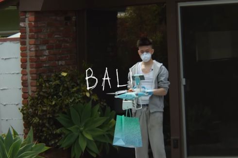 Aksi Rich Brian Kirim Donasi Pakai Drone dalam Video Musik 'Bali'