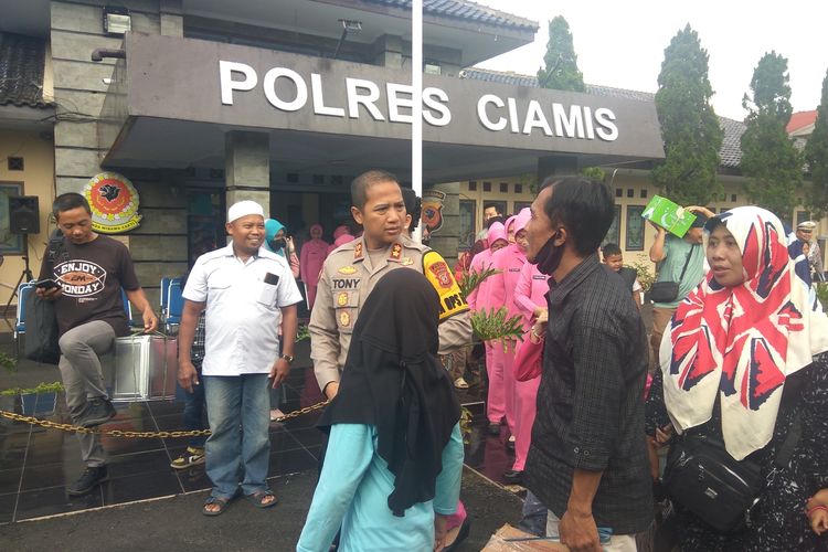 Kapolres Ciamis AKBP Tony Prasetyo berbincang dengan pemudik sebelum keberangkatan pemudik tujuan Wonosobo, Jawa Tengah, di halaman parkir Mapolres, Rabu (19/4/2023).