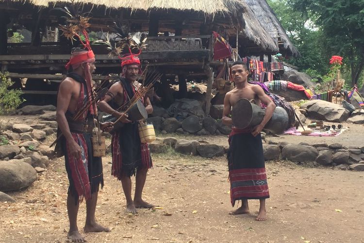 Laki-laki Suku Abui memainkan moko saat akan menyambut kedatangan tamu di Desa Takpala, Alor, NTT